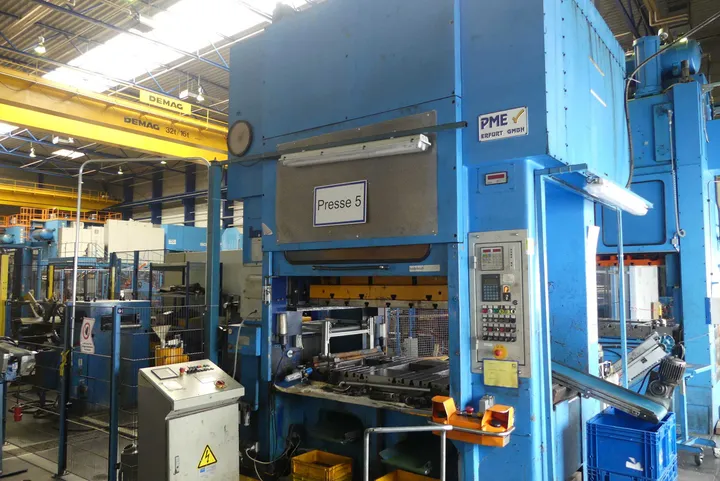 Presslinie mit PME Erfurt , Typ: ZH 2500 / 1600 sowie Walzenvorschub/Materialdurchförderer und Richteinrichtung Presskraft 2.500kN